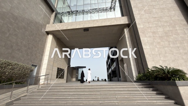 مدخل مجمع مطل بمدينة الخبر بتصميم معماري حديث