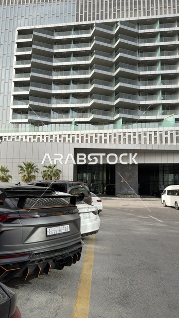 واجهة مجمع مطل الخبر مع سيارة فاخرة وعمارة حديثة