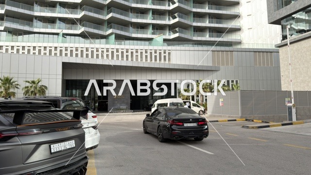 مجمع مطل الخبر بتصميمه المعماري الحديث والسيارات