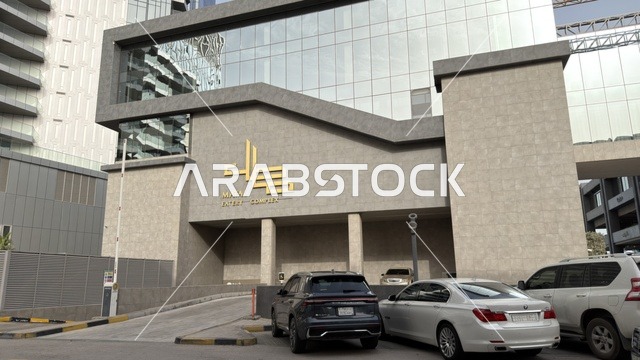 مجمع مطل في الخبر واجهة معمارية تجارية حديثة