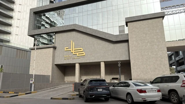 مجمع مطل في الخبر واجهة معمارية تجارية حديثة