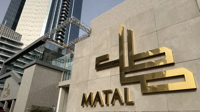 واجهة مجمع مطل الخبر والعمارة الحديثة في السعودية