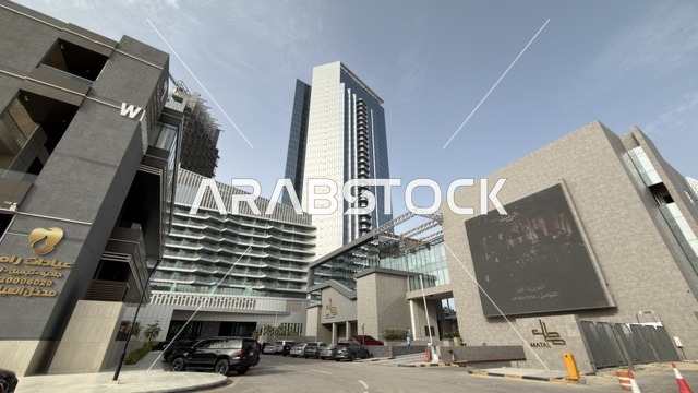 مجمع مطل في الخبر بتصميمه المعماري الحديث