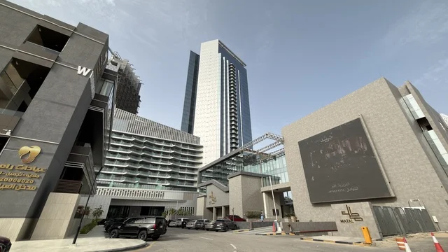 مجمع مطل في الخبر بتصميمه المعماري الحديث