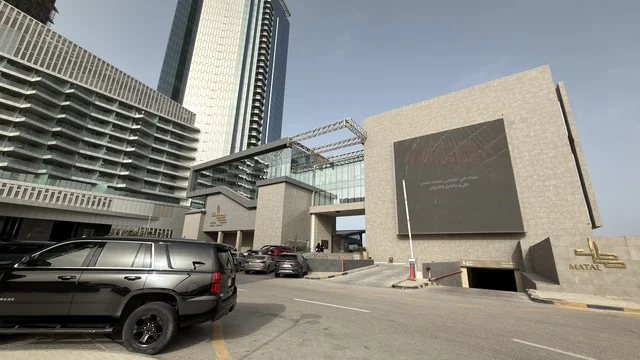 مجمع مطل الخبر عمارة حديثة ومشهد الشارع