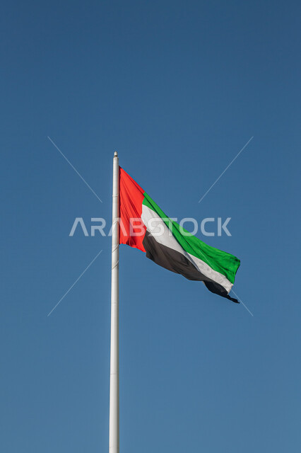 علم دولة الامارت يرفرف في سماء دبي ، الاحتفال باليوم الوطني الاماراتي ، احتفالات ومناسبات ، الامارات العربية المتحدة 