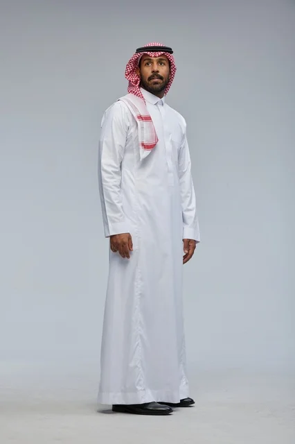 رجل سعودي بالزي التقليدي في استوديو تصوير