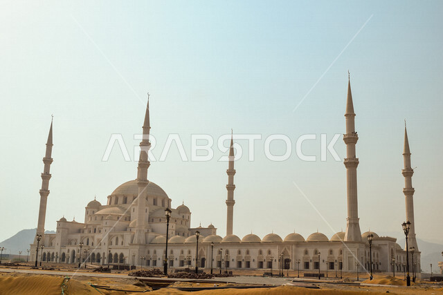 صورة لجامع الشيخ زايد بن سلطان آل نهيان في إمارة الفجيرة بدولة الإمارات العربية المتحدة ، مسجد الشيخ زايد بالفجيرة ، العبادة والتقرب الى الله ، الفن الاسلامي المعماري في الإمارات ، مسجد الشيخ زايد الكبير 