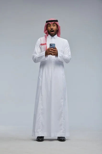 رجل سعودي بالزي التقليدي بتعبير وجه مصدوم