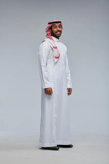 رجل سعودي بالزي التقليدي الثوب والشماغ الأحمر
