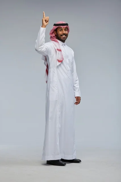 رجل سعودي بالزي التقليدي يشير للأعلى