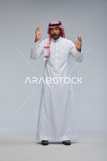 رجل سعودي بالزي التقليدي بتعبيرات وجه مندهشة