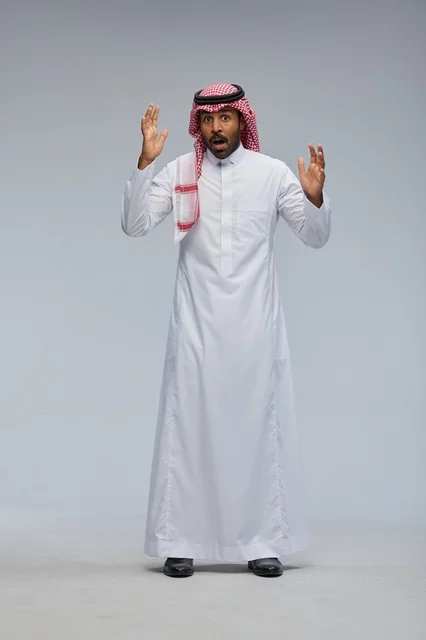رجل سعودي بالزي التقليدي بتعبيرات وجه مندهشة