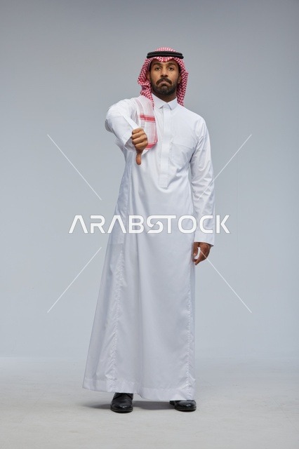 رجل سعودي يرفض بإيماءة الإبهام للأسفل في الاستوديو