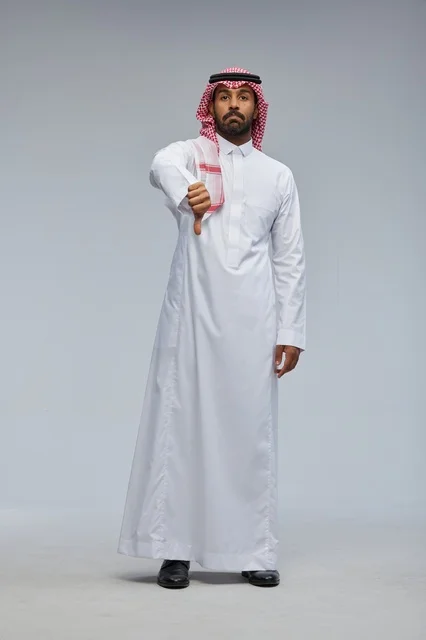 رجل سعودي يرفض بإيماءة الإبهام للأسفل في الاستوديو