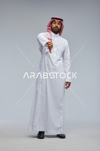 رجل سعودي بالزي التقليدي يشير بعلامة الرفض
