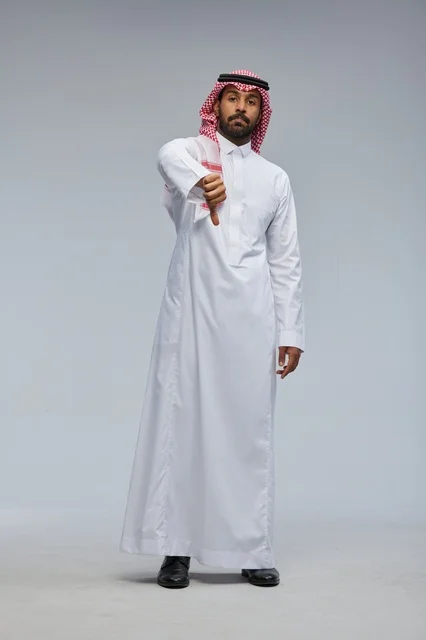 رجل سعودي بالزي التقليدي يشير بعلامة الرفض
