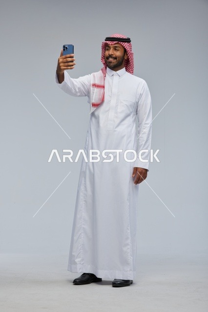 رجل سعودي يلتقط سيلفي بالزي التقليدي