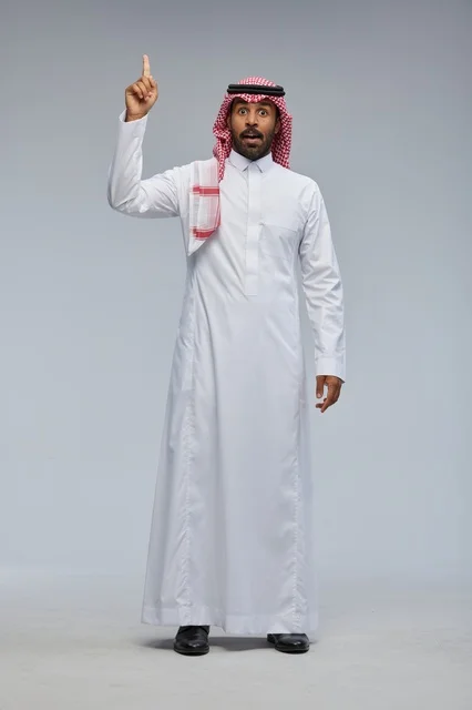 رجل سعودي يشير للأعلى بتعبير وجه مندهش