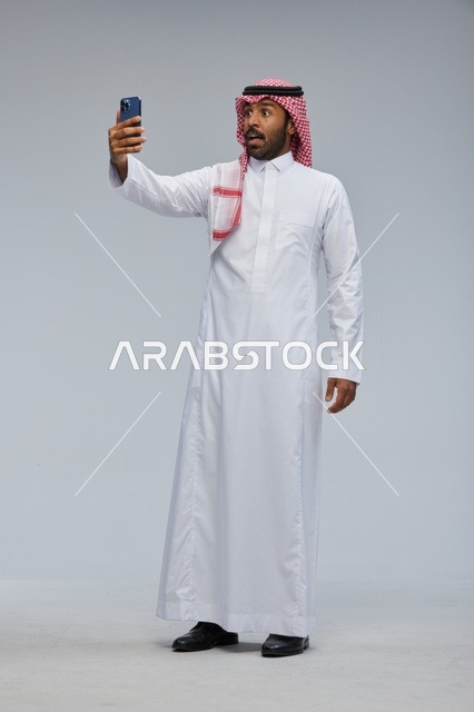 رجل سعودي يلتقط سيلفي بتعبير وجه مندهش