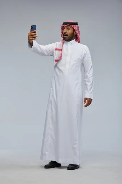 رجل سعودي يلتقط سيلفي بتعبير وجه مندهش