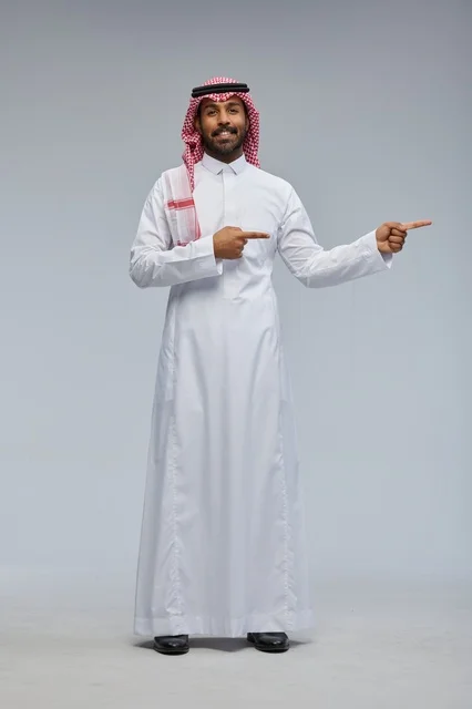 رجل سعودي بالزي التقليدي يشير للجانب في الاستوديو