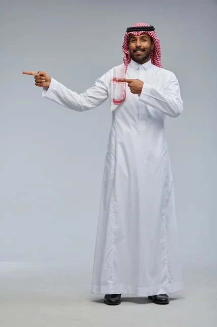 رجل سعودي بالزي التقليدي يشير للجانب