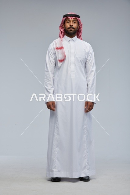 رجل سعودي بالزي التقليدي والثوب الأبيض لقطة استوديو كاملة