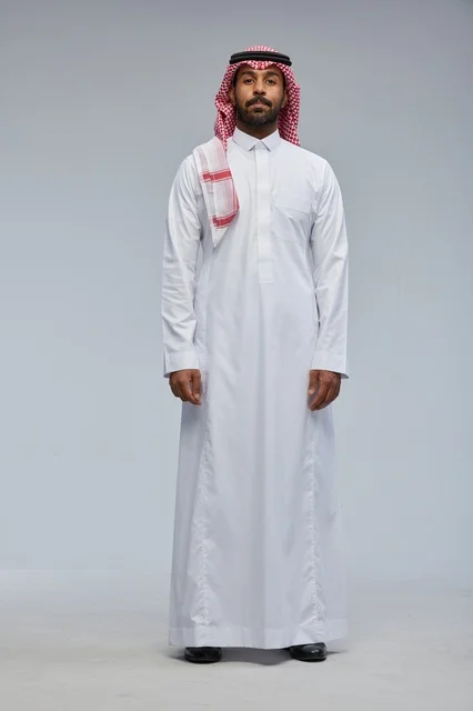 رجل سعودي بالزي التقليدي والثوب الأبيض لقطة استوديو كاملة