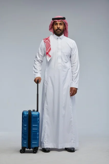 رجل سعودي بالزي التقليدي مع حقيبة سفر