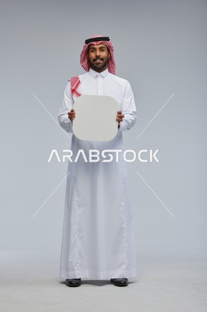 رجل سعودي مبتسم يحمل لوحة بيضاء فارغة