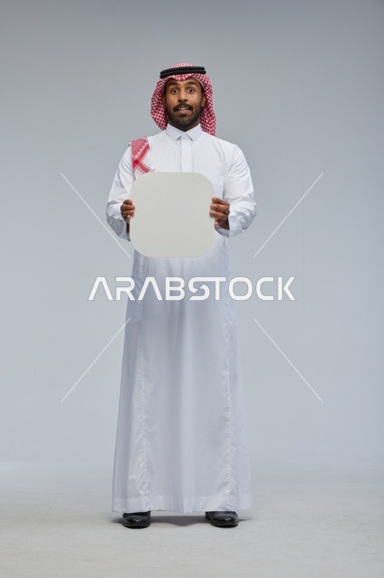 رجل سعودي مبتسم يحمل لوحة فارغة
