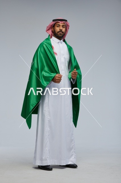 رجل سعودي يرتدي علم المملكة العربية السعودية