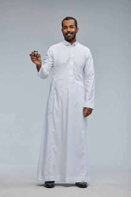 رجل سعودي بالثوب يحمل مفتاح سيارة ريموت