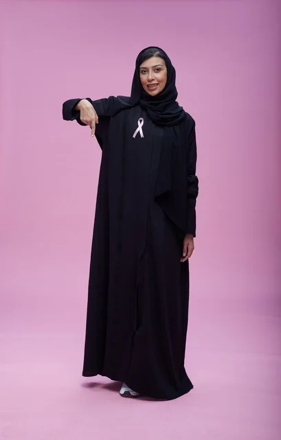 امرأة سعودية ترتدي شريط التوعية بسرطان الثدي