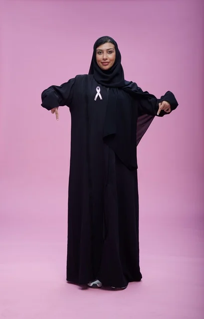 امرأة سعودية ترتدي شريط التوعية بسرطان الثدي
