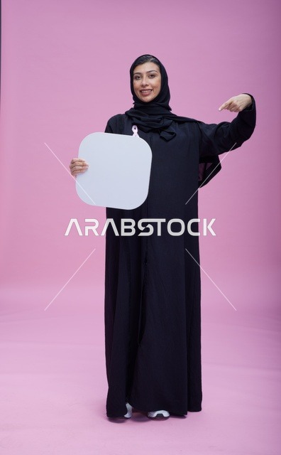 امرأة سعودية تحمل لوحة فارغة بحواف مستديرة
