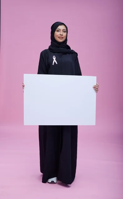 امرأة سعودية شريط وردي لوحة فارغة للتوعية
