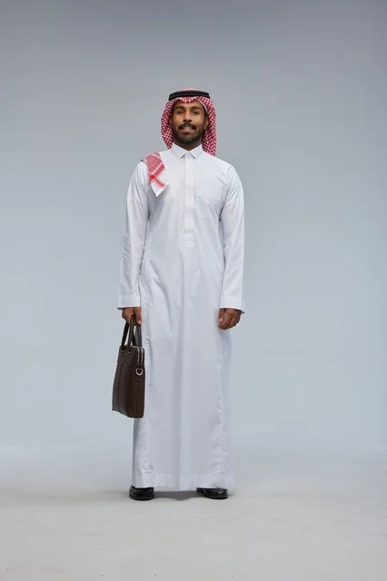 رجل أعمال سعودي بالثوب يحمل حقيبة تصوير استديو