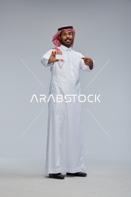 رجل سعودي يحمل بطاقة عمل بيضاء فارغة