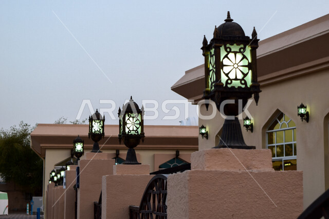 تصميم البيوت الخليجية من الخارج ، إضاءة وفوانيس مضيئة ، مصابيح أثرية قديمة ، مصابيح عربية تقليدية قديمة ، الفانوس ، مصباح قديم الطراز مصنوعة من النحاس