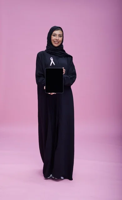 امرأة سعودية مع جهاز لوحي للتوعية بسرطان الثدي