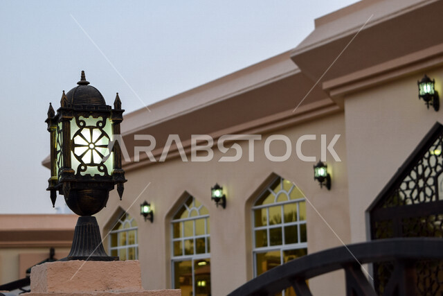تصميم البيوت الخليجية من الخارج ، إضاءة وفوانيس مضيئة ، مصابيح أثرية قديمة ، مصابيح عربية تقليدية قديمة ، الفانوس ، مصباح قديم الطراز مصنوعة من النحاس