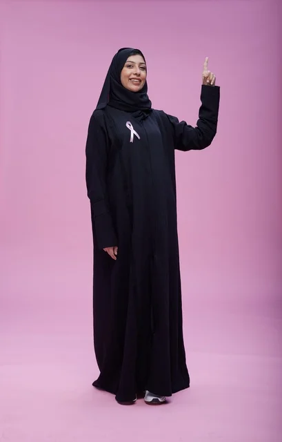 امرأة سعودية تدعم حملة التوعية بسرطان الثدي