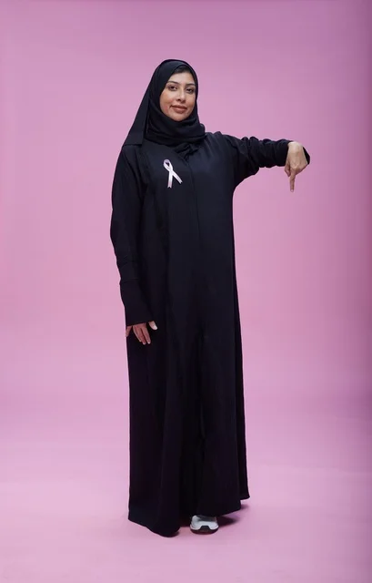 امرأة سعودية ترتدي شريط التوعية بسرطان الثدي