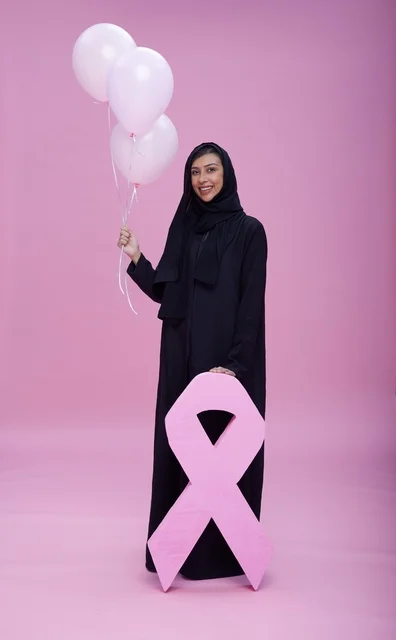 امرأة سعودية للتوعية بسرطان الثدي الشريط الوردي