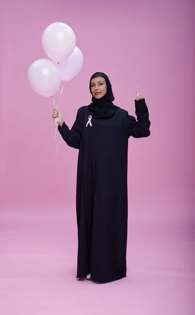 امرأة سعودية تدعم التوعية بسرطان الثدي بالبالونات