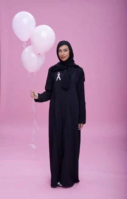 امرأة سعودية تحمل بالونات وردية للتوعية بسرطان الثدي امرأة سعودية تحمل بالونات وردية للتوعية بسرطان الثدي