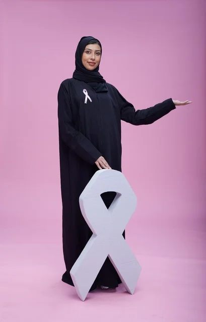 امرأة سعودية مع رمز التوعية بسرطان الثدي