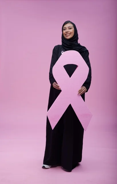امرأة سعودية تحمل رمز التوعية بسرطان الثدي
